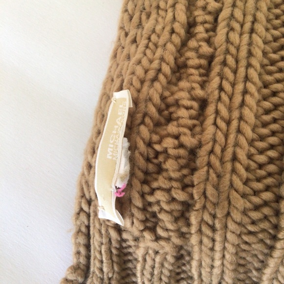 MICHAEL KORS TAN COLORED CHUNKY KNIT SCARF - Picture 8 of 14